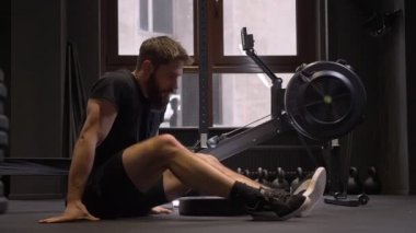 Yetişkin kas atletik vücut geliştirmeci salıncak basın ve kaldırma ağırlıkları spor salonunda kapalı yorgun olmak terleme Closeup ateş