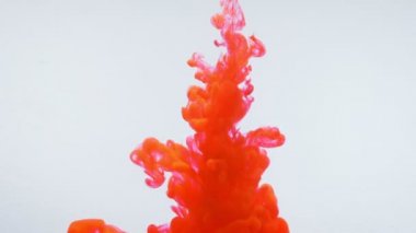 Suya bırakılan kırmızı suluboya mürekkebatının yakın çekim hareket çekimi