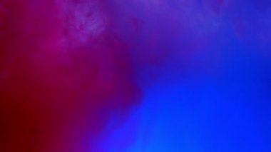 Mavi pembe ve kırmızı suluboya mürekkebinin su sıçratması ve karıştırılması yla yakın çekim