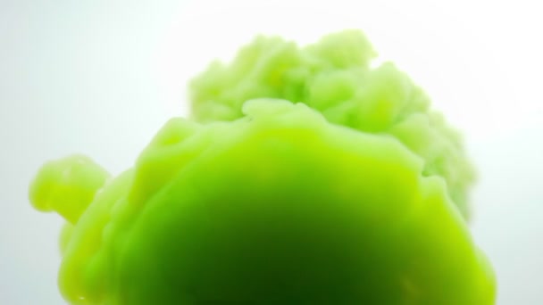 Yeşil aquarelle suluboya mürekkebinin suya sıçraması ve düşmesi nin alt tan yukarı çekimi — Stok video