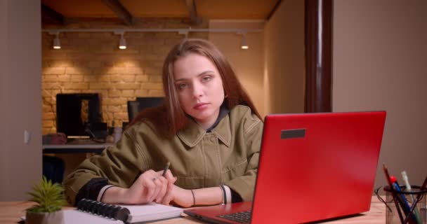 Retrato de jovem adolescente escrevendo em caderno concentrando-se no escritório . — Vídeo de Stock