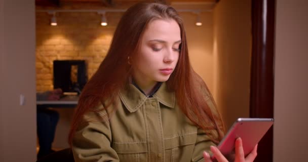 Женщина-блоггер-подросток включает приложение на планшете и показывает, как зеленый хроматический экран радуется в офисе . — стоковое видео