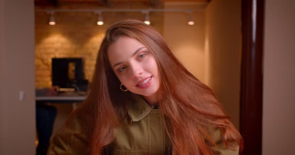Retrato de una joven estudiante sentada en la oficina mira en cámara seductora . — Vídeos de Stock