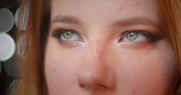 Portret kaukaski model z połyskujące makijaż migające w aparacie na rozmyte światła bokeh tle. — Wideo stockowe