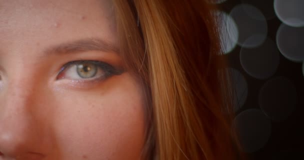 Half-face tiro de modelo loira com brilhante maquiagem escura e brilhante em luzes borradas bokeh fundo . — Vídeo de Stock