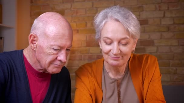 Старший кавказькі подружжя дивитися вниз обговорювали його сидячи вдома. — стокове відео