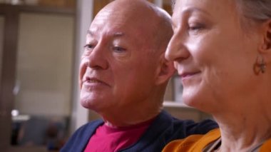 Üst düzey kafkas eşlerin arkadaşlarıyla görüntülü sohbette arkadaşlarıyla görüntülü sohbet edindiklerinin yakın çekim çekimi.