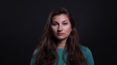 Siyah izole arka plan ile kamera bakarak genç güzel esmer kadın Closeup portre