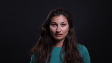 Siyah izole arka plan ile kamera bakarak mutlu gülümseyen genç güzel esmer kadın Closeup portre