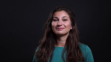 Siyah izole arka plan ile kamera bakarak güvenle gülümseyen genç güzel esmer kadın Closeup portre