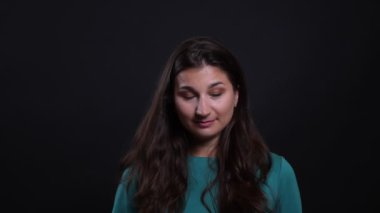 Genç güzel esmer kadın gülümseyen closeup portre ve siyah izole arka plan ile kamera bakarak merhaba sallayarak