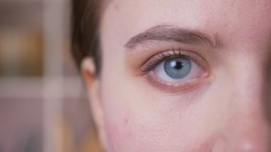 Kameraya bakan gözleri ile genç çekici kafkas kadın Closeup yarım yüz portresi