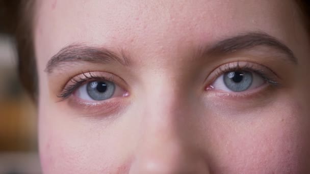 Primer plano retrato de joven atractiva cara femenina caucásica con ojos mirando a la cámara — Vídeo de stock