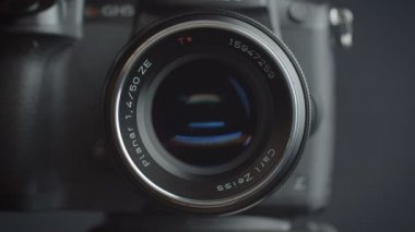 Içinde mavi yansımaları ile fotokamera hedefinin yakın çekim.