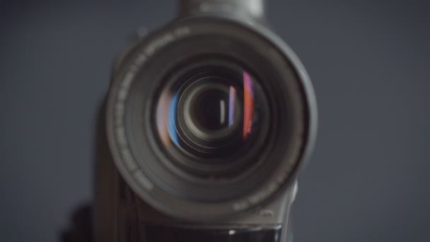 Close-up tiro do objetivo de videocamera com reflexos vermelhos nele . — Vídeo de Stock