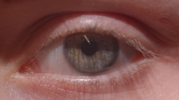 Close-up shoot of greenish eye with the reflection of lamp and person gesturing thumb-up. — Stock Video