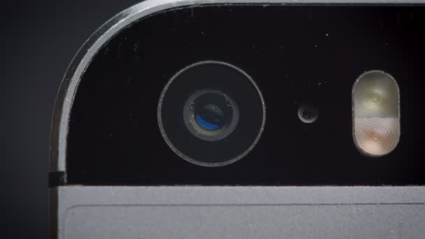 Blízká záběr cíle a záblesk moderního smartphone izolovaného na černém pozadí. — Stock video