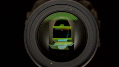 Siyah izole yeşil yansımaları ile videokamera hedefi yakın çekim.