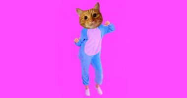 Kedi kafası ve mor izole arka plan ile kostüm dans ile komik kız Closeup ateş