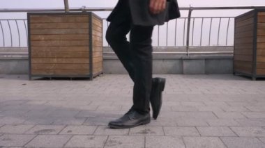 Genç çekici Afro-Amerikan işadamının şehir şehrinde sokakta ay yürüyüşü yapan closeup portresi