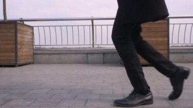 Kentsel şehirde sokakta bir moonwalk gerçekleştiren genç neşeli çekici Afrikalı Amerikalı işadamı closeup portre