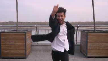 Genç çekici Afro-Amerikan işadamı dans ve karıştırma yapma Closeup düz görünümü portre mutlu şehir içinde sokakta hareket