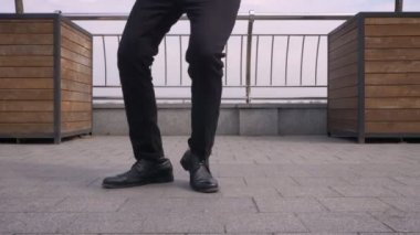 Erkek bacaklar closeup ateş inanılmaz bir ayak işi yapıyor ve sokakta açık havada dans