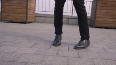 Erkek bacaklar inanılmaz bir ayak işi yapıyor ve şehir şehir açık havada sokakta dans Closeup ateş