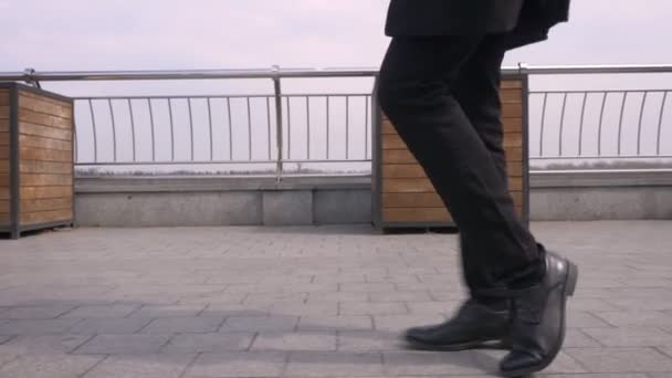 Primo piano di tiro di giovane allegro attraente uomo d'affari afro-americano che esegue un moonwalk per strada nella città urbana — Video Stock
