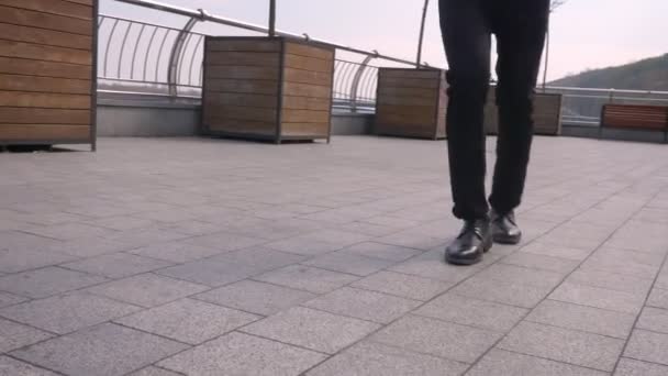 Sesión de primer plano de piernas masculinas haciendo un increíble juego de pies y bailando en la calle al aire libre en la ciudad — Vídeo de stock
