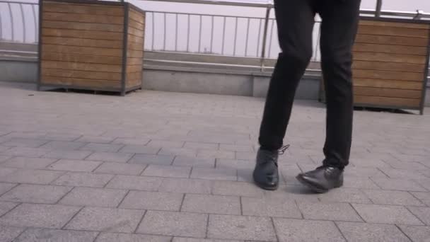 Sesión de primer plano de entretener piernas masculinas haciendo un increíble juego de pies y bailando en la calle al aire libre en la ciudad — Vídeo de stock