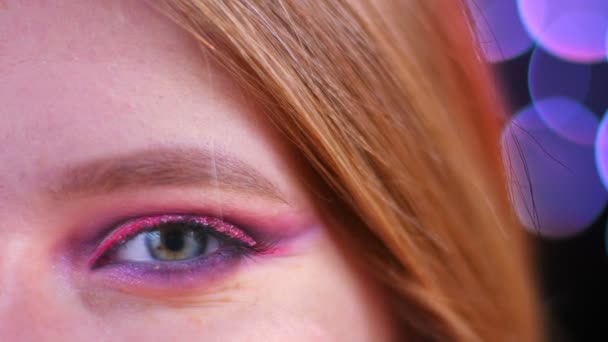 Närbild halv Face shoot av unga attraktiva kaukasiska hona med rosa vackra rosa glitter makeup titta på kamera med bokeh ljus — Stockvideo