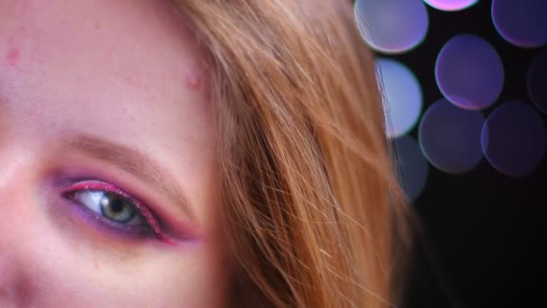Closeup metade tiro rosto de jovem atraente mulher caucasiana com rosa bela maquiagem brilho rosa olhando para a câmera — Vídeo de Stock