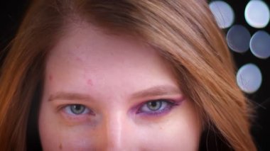 Yarı uygulamalı makyaj ile genç çekici beyaz kadın yüz Closeup çekim