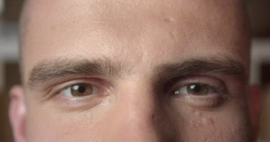 Kamera görünümlü gözler ile genç çekici beyaz erkek yüz closeup portre