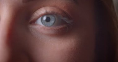 Kamera düz görünümlü mavi gözleri ile genç güzel beyaz kadın yakın çekim yarım yüz portre