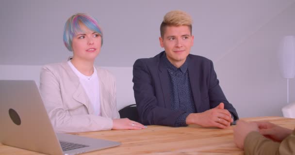 Крупним планом зйомка трьох ділових партнерів, які зустрічаються за допомогою ноутбука в кафе в приміщенні — стокове відео