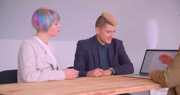 Съемки крупным планом деловых партнеров женщины и мужчины, проводящие встречу с помощью ноутбука в кафе в помещении — стоковое видео