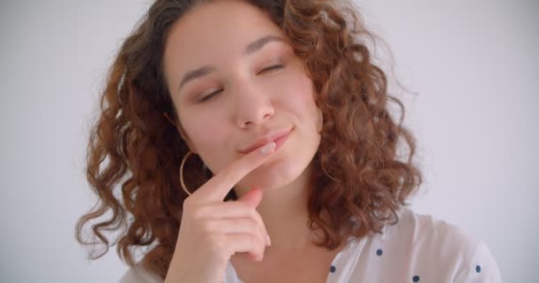 Zbliżenie strzelać z młody ładne długowłosy kręcone kaukaski kobieta istota miło uśmiechnięty szczęśliwie patrząc w aparat fotograficzny z tło na białym tle — Wideo stockowe