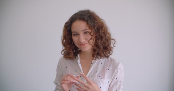 Closeup lő fiatal stílusos, hosszú hajú, göndör kaukázusi női bemutató nyelv mosolygó boldogan nézi kamera háttérrel izolált fehér — Stock videók