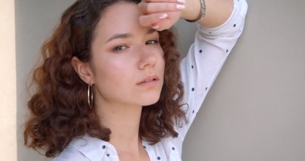 Beyaz arka plan izole ile kamera önünde poz genç oldukça uzun saçlı kıvırcık kafkas kadın modelcloseup portre — Stok video