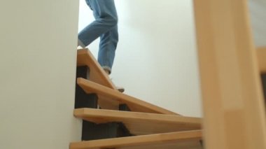 Rahat bir dairede alt katta yürüyen genç sevimli kadın bacaklar Closeup ateş