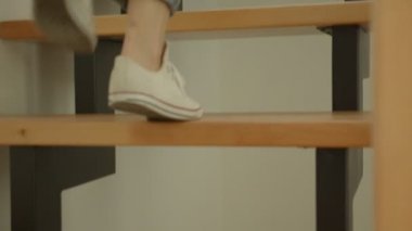 Rahat bir dairede üst katta yürüyen genç sevimli kadın bacaklar Closeup ateş