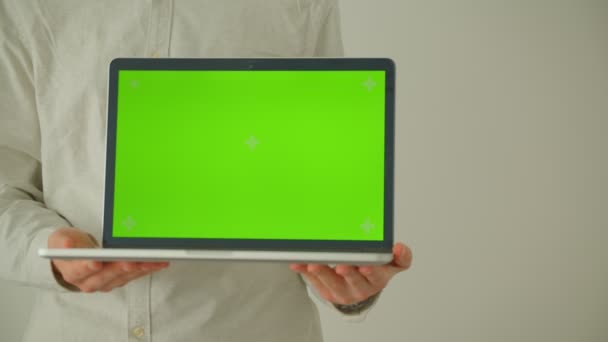 Närbild shoot of Businessmans händer håller en bärbar dator med grön skärm på kontoret inomhus — Stockvideo