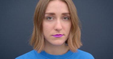 Mor ruj ile genç kısa saçlı kadın closeup portre gri izole kamera arka plan bakarak