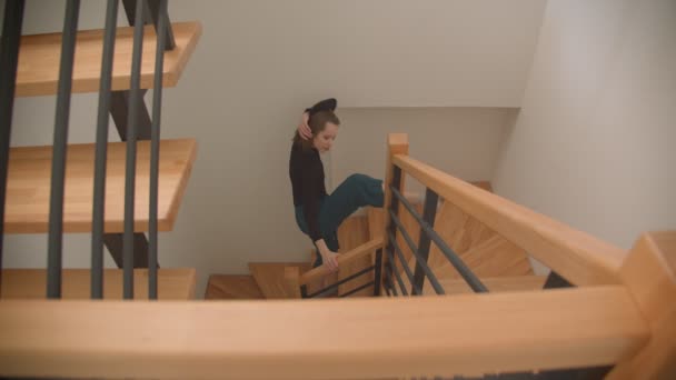 Primer plano de brote de joven hermosa bailarina hábil que actúa en la escalera de caracol en el interior — Vídeo de stock