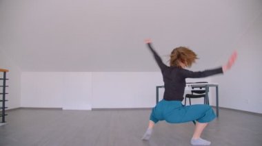 Genç güzel yetenekli kadın odada zarafet ile lirik bir dans performans Motion shoot kapalı