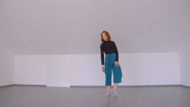 Genç güzel yetenekli kadın oda kapalı zarif bir duygusal dans performans Motion ateş