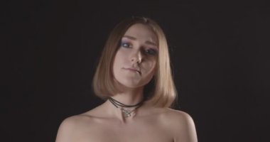 Siyah izole arka plan ile kamera bakarak güzel makyaj ile genç güzel beyaz kısa saçlı kadın Closeup ateş