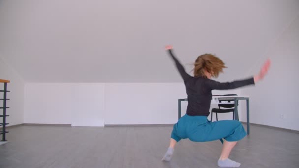 Sesión de movimiento de joven hermosa mujer hábil realizando un baile lírico con gracia en la habitación en el interior — Vídeos de Stock